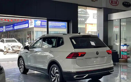 Volkswagen Tiguan II, 2022 год, 2 547 000 рублей, 2 фотография