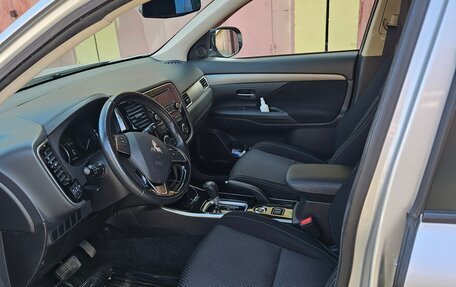Mitsubishi Outlander III рестайлинг 3, 2017 год, 2 100 000 рублей, 3 фотография