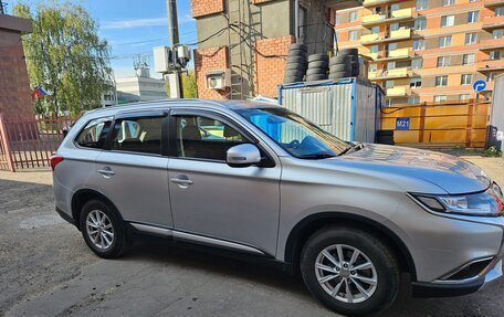 Mitsubishi Outlander III рестайлинг 3, 2017 год, 2 100 000 рублей, 10 фотография