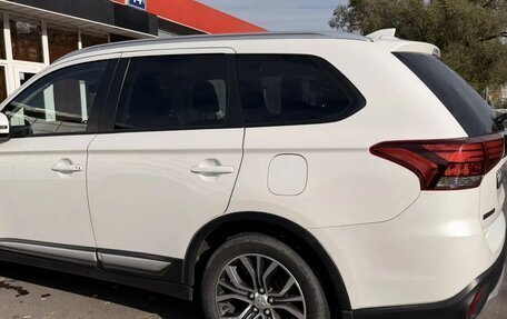 Mitsubishi Outlander III рестайлинг 3, 2018 год, 2 000 000 рублей, 5 фотография