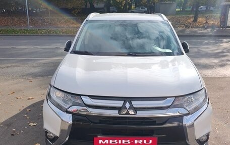 Mitsubishi Outlander III рестайлинг 3, 2018 год, 2 000 000 рублей, 7 фотография