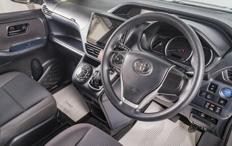 Toyota Noah III, 2015 год, 1 859 000 рублей, 8 фотография