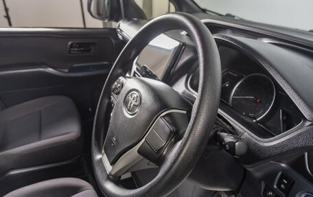 Toyota Noah III, 2015 год, 1 859 000 рублей, 13 фотография
