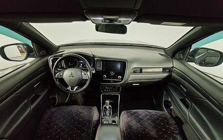 Mitsubishi Outlander III рестайлинг 3, 2021 год, 1 899 000 рублей, 14 фотография
