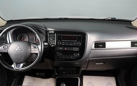 Mitsubishi Outlander III рестайлинг 3, 2017 год, 1 949 000 рублей, 13 фотография