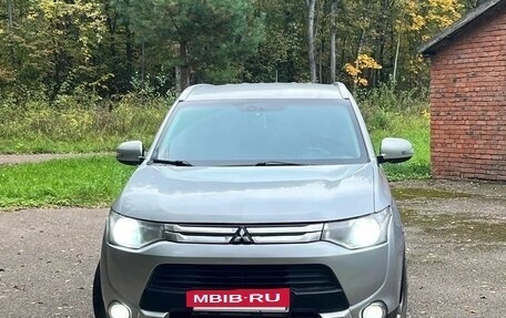 Mitsubishi Outlander III рестайлинг 3, 2014 год, 1 150 000 рублей, 2 фотография