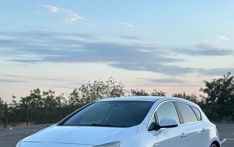 Opel Astra J, 2011 год, 550 000 рублей, 1 фотография