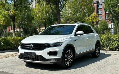 Volkswagen T-Roc I, 2022 год, 1 700 000 рублей, 1 фотография