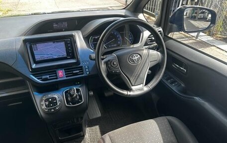 Toyota Voxy III, 2015 год, 1 650 000 рублей, 16 фотография