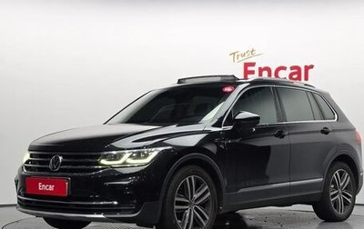 Volkswagen Tiguan II, 2021 год, 2 359 000 рублей, 1 фотография