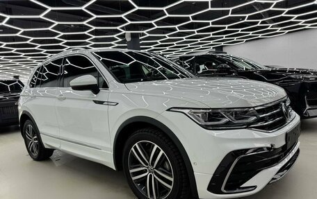 Volkswagen Tiguan II, 2021 год, 4 200 000 рублей, 2 фотография