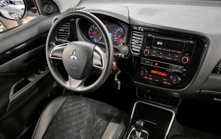 Mitsubishi Outlander III рестайлинг 3, 2019 год, 1 799 000 рублей, 9 фотография