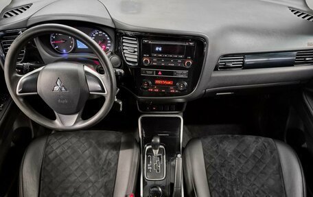 Mitsubishi Outlander III рестайлинг 3, 2019 год, 1 799 000 рублей, 10 фотография