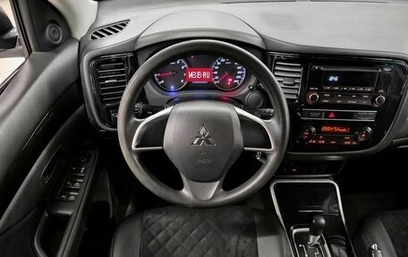 Mitsubishi Outlander III рестайлинг 3, 2019 год, 1 799 000 рублей, 11 фотография