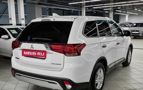 Mitsubishi Outlander III рестайлинг 3, 2019 год, 1 799 000 рублей, 3 фотография