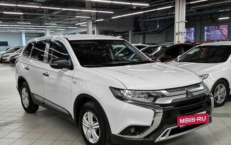 Mitsubishi Outlander III рестайлинг 3, 2019 год, 1 799 000 рублей, 2 фотография