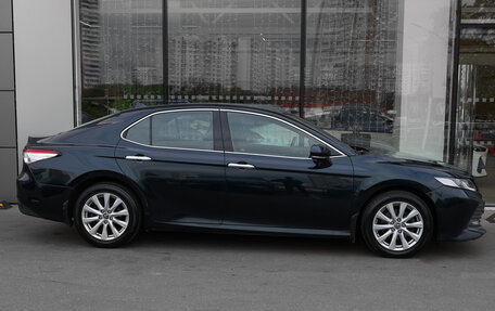 Toyota Camry, 2018 год, 1 598 000 рублей, 4 фотография