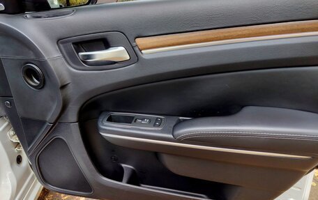 Chrysler 300C II, 2012 год, 1 800 000 рублей, 20 фотография
