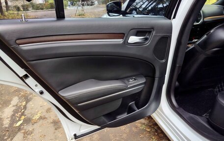 Chrysler 300C II, 2012 год, 1 800 000 рублей, 28 фотография