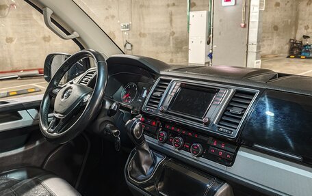 Volkswagen Multivan T6 рестайлинг, 2017 год, 3 990 000 рублей, 18 фотография
