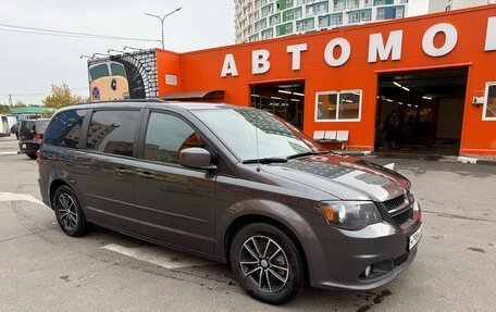 Dodge Caravan V, 2017 год, 2 150 000 рублей, 2 фотография