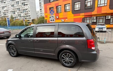 Dodge Caravan V, 2017 год, 2 150 000 рублей, 5 фотография