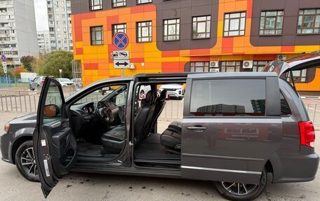 Dodge Caravan V, 2017 год, 2 150 000 рублей, 7 фотография