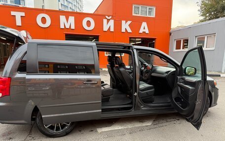 Dodge Caravan V, 2017 год, 2 150 000 рублей, 6 фотография