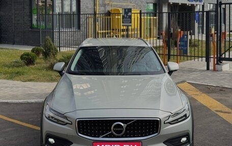 Volvo V60 Cross Country II, 2019 год, 2 650 000 рублей, 1 фотография