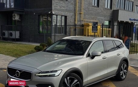 Volvo V60 Cross Country II, 2019 год, 2 650 000 рублей, 4 фотография