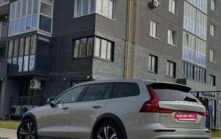 Volvo V60 Cross Country II, 2019 год, 2 650 000 рублей, 11 фотография