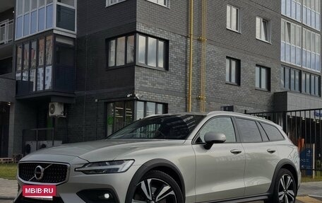 Volvo V60 Cross Country II, 2019 год, 2 650 000 рублей, 3 фотография