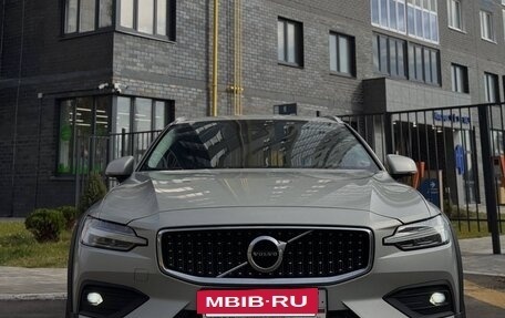 Volvo V60 Cross Country II, 2019 год, 2 650 000 рублей, 2 фотография
