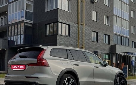 Volvo V60 Cross Country II, 2019 год, 2 650 000 рублей, 9 фотография