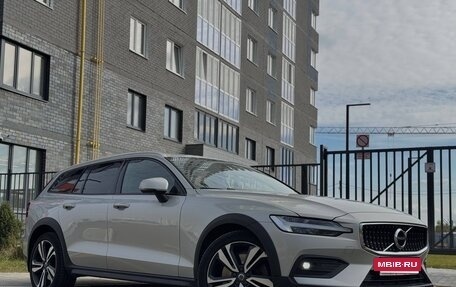 Volvo V60 Cross Country II, 2019 год, 2 650 000 рублей, 5 фотография
