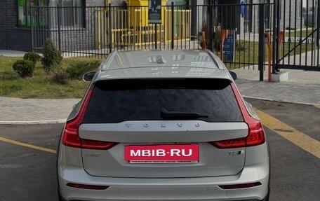 Volvo V60 Cross Country II, 2019 год, 2 650 000 рублей, 7 фотография