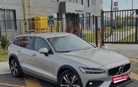 Volvo V60 Cross Country II, 2019 год, 2 650 000 рублей, 6 фотография
