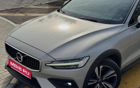 Volvo V60 Cross Country II, 2019 год, 2 650 000 рублей, 15 фотография