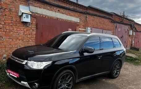Mitsubishi Outlander III рестайлинг 3, 2014 год, 1 430 000 рублей, 2 фотография