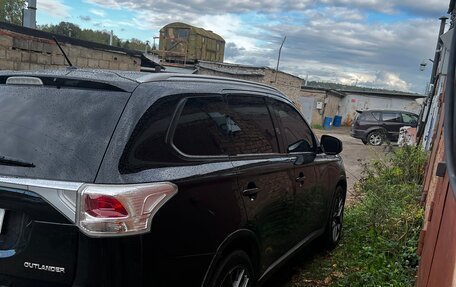 Mitsubishi Outlander III рестайлинг 3, 2014 год, 1 430 000 рублей, 4 фотография