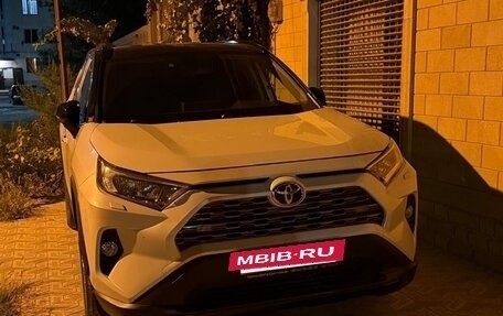 Toyota RAV4, 2020 год, 3 350 000 рублей, 2 фотография