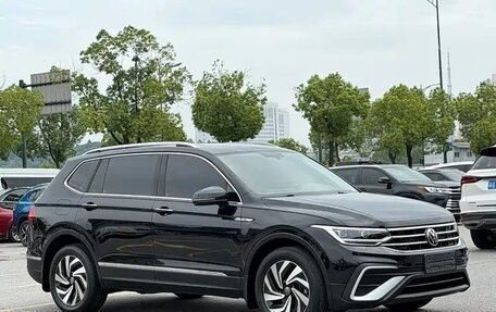 Volkswagen Tiguan II, 2023 год, 2 700 000 рублей, 2 фотография