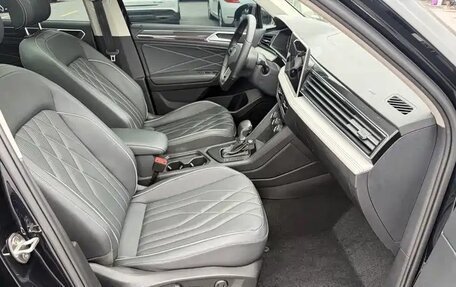 Volkswagen Tiguan II, 2023 год, 2 700 000 рублей, 8 фотография
