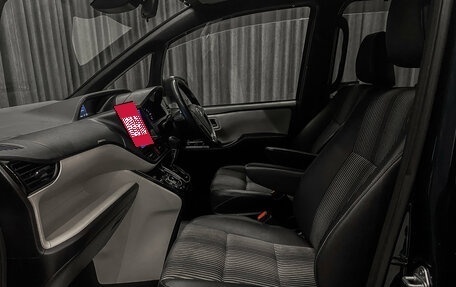 Toyota Noah III, 2019 год, 2 150 000 рублей, 12 фотография