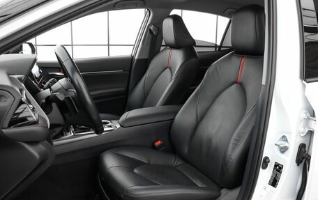 Toyota Camry, 2021 год, 3 330 000 рублей, 10 фотография