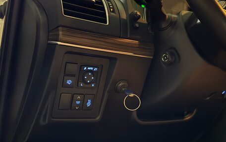 Toyota Land Cruiser Prado 150 рестайлинг 2, 2017 год, 5 000 000 рублей, 24 фотография