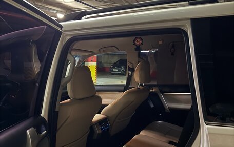 Toyota Land Cruiser Prado 150 рестайлинг 2, 2017 год, 5 000 000 рублей, 28 фотография