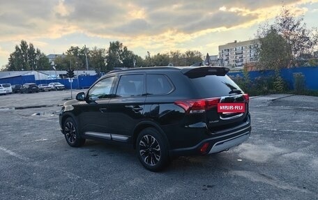 Mitsubishi Outlander III рестайлинг 3, 2021 год, 2 590 000 рублей, 10 фотография
