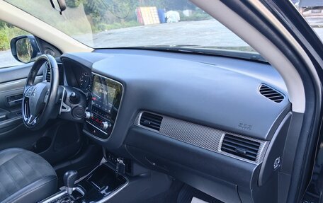 Mitsubishi Outlander III рестайлинг 3, 2021 год, 2 590 000 рублей, 14 фотография