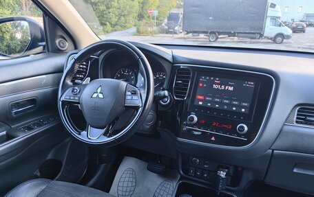 Mitsubishi Outlander III рестайлинг 3, 2021 год, 2 590 000 рублей, 15 фотография